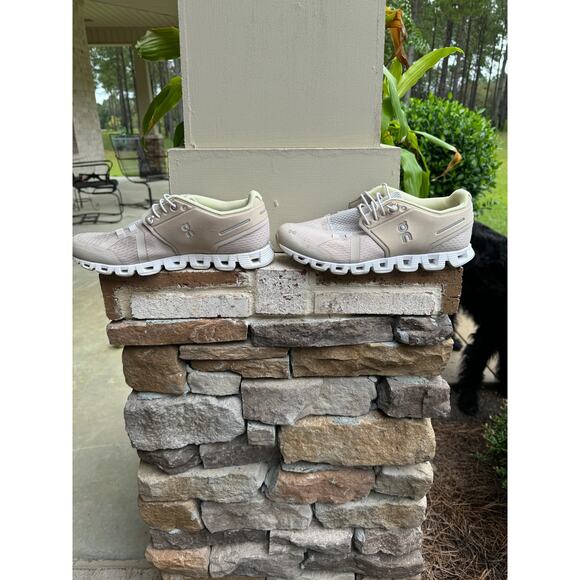 On Cloud Shoes-Size 7.5 - Picture 2 of 8